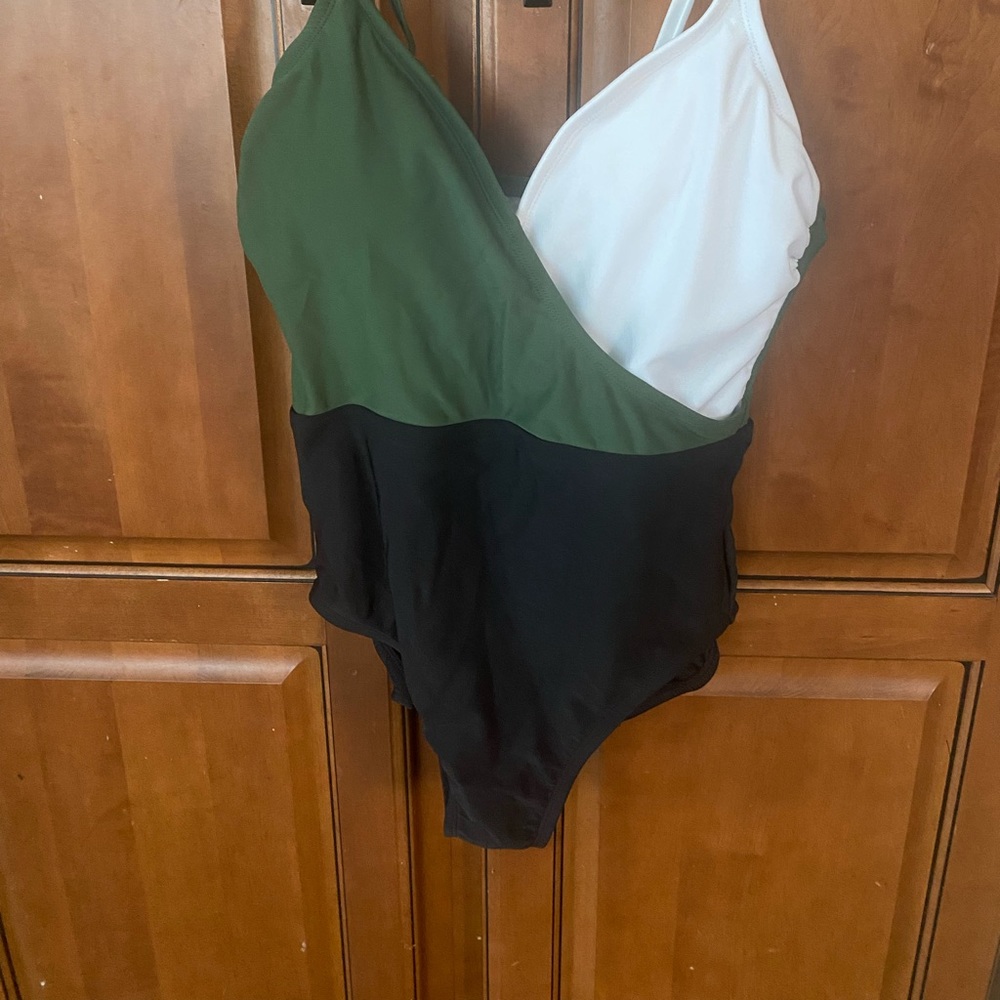 Women’s Kona Sol size medium swimsuit. Never worn.